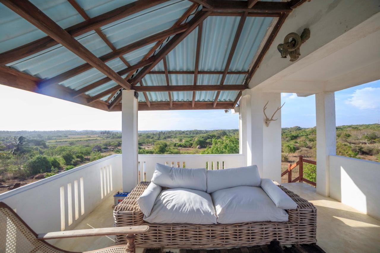 Treasure Rock Bed & Breakfast Kirinda  Exterior photo